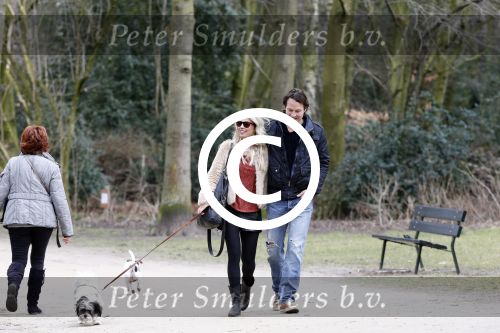 Amsterdam 17 maart 2013
Vivian Reijs en haar nieuwe vriend Hidde de Vries met de hond in het sarphatipark.
Peter Smulders bv