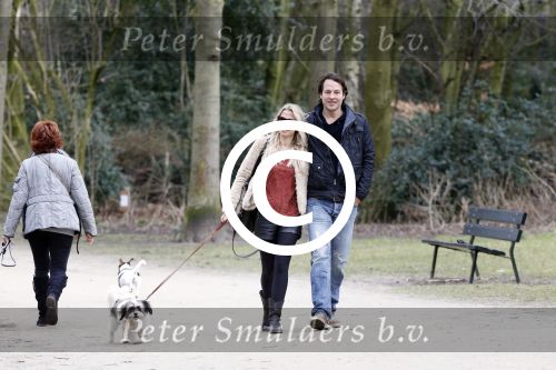 Amsterdam 17 maart 2013
Vivian Reijs en haar nieuwe vriend Hidde de Vries met de hond in het sarphatipark.
Peter Smulders bv