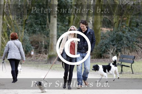 Amsterdam 17 maart 2013
Vivian Reijs en haar nieuwe vriend Hidde de Vries met de hond in het sarphatipark.
Peter Smulders bv