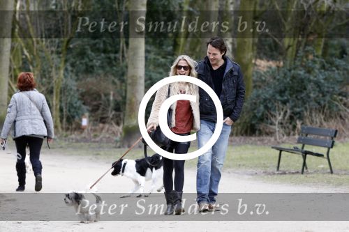 Amsterdam 17 maart 2013
Vivian Reijs en haar nieuwe vriend Hidde de Vries met de hond in het sarphatipark.
Peter Smulders bv