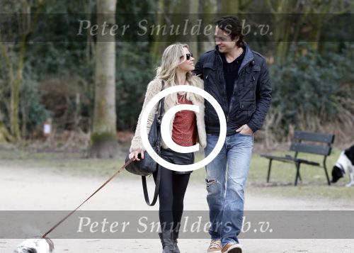 Amsterdam 17 maart 2013
Vivian Reijs en haar nieuwe vriend Hidde de Vries met de hond in het sarphatipark.
Peter Smulders bv