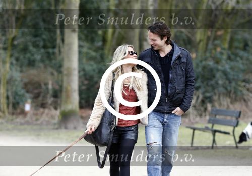 Amsterdam 17 maart 2013
Vivian Reijs en haar nieuwe vriend Hidde de Vries met de hond in het sarphatipark.
Peter Smulders bv
