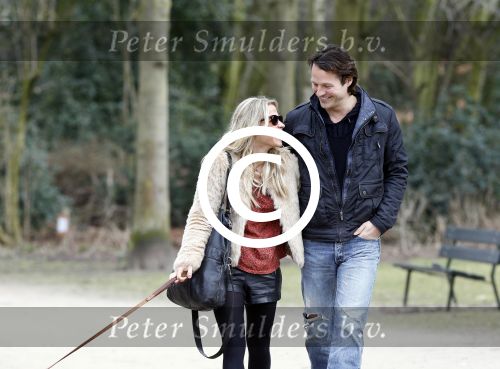 Amsterdam 17 maart 2013
Vivian Reijs en haar nieuwe vriend Hidde de Vries met de hond in het sarphatipark.
Peter Smulders bv