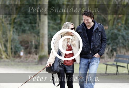 Amsterdam 17 maart 2013
Vivian Reijs en haar nieuwe vriend Hidde de Vries met de hond in het sarphatipark.
Peter Smulders bv
