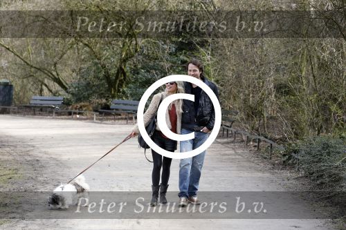 Amsterdam 17 maart 2013
Vivian Reijs en haar nieuwe vriend Hidde de Vries met de hond in het sarphatipark.
Peter Smulders bv