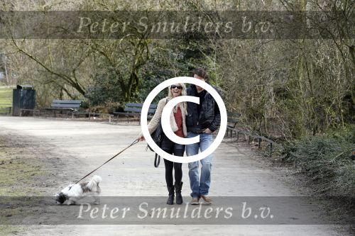 Amsterdam 17 maart 2013
Vivian Reijs en haar nieuwe vriend Hidde de Vries met de hond in het sarphatipark.
Peter Smulders bv