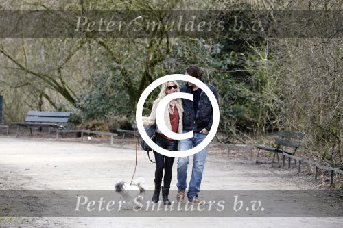 Amsterdam 17 maart 2013
Vivian Reijs en haar nieuwe vriend Hidde de Vries met de hond in het sarphatipark.
Peter Smulders bv