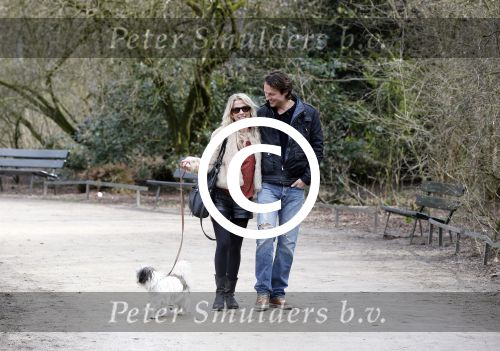 Amsterdam 17 maart 2013
Vivian Reijs en haar nieuwe vriend Hidde de Vries met de hond in het sarphatipark.
Peter Smulders bv