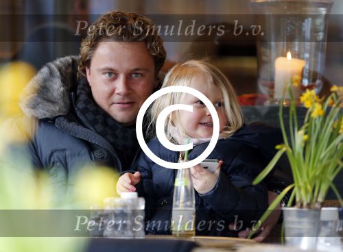 Amsterdam 13 maart 2013
Wesly Bronkhorst met zijn dochter op terras bij joffers.
Peter Smulders bv