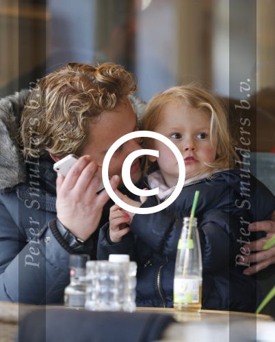 Amsterdam 13 maart 2013
Wesly Bronkhorst met zijn dochter op terras bij joffers.
Peter Smulders bv