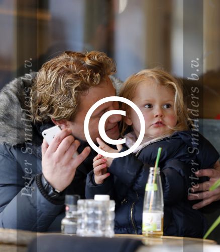 Amsterdam 13 maart 2013
Wesly Bronkhorst met zijn dochter op terras bij joffers.
Peter Smulders bv