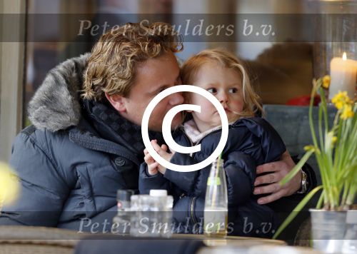 Amsterdam 13 maart 2013
Wesly Bronkhorst met zijn dochter op terras bij joffers.
Peter Smulders bv
