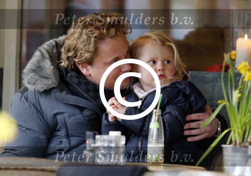 Amsterdam 13 maart 2013
Wesly Bronkhorst met zijn dochter op terras bij joffers.
Peter Smulders bv