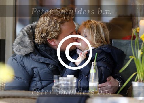 Amsterdam 13 maart 2013
Wesly Bronkhorst met zijn dochter op terras bij joffers.
Peter Smulders bv