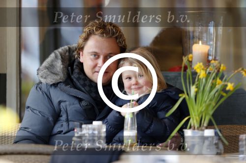 Amsterdam 13 maart 2013
Wesly Bronkhorst met zijn dochter op terras bij joffers.
Peter Smulders bv
