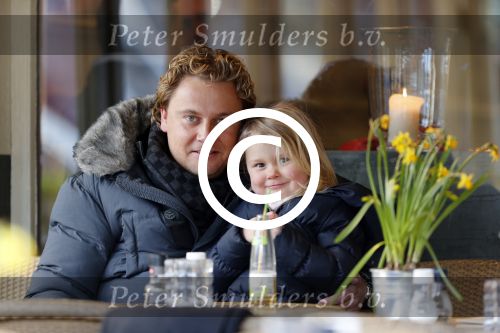 Amsterdam 13 maart 2013
Wesly Bronkhorst met zijn dochter op terras bij joffers.
Peter Smulders bv