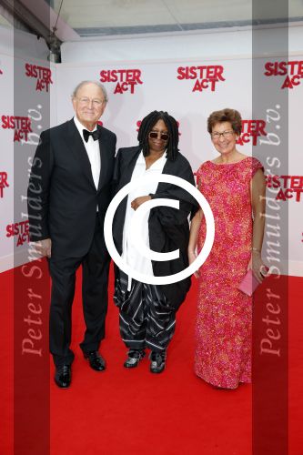Scheveningen 3maart 2013
Premiere sisteract in het circustheater. Joop en Janine v d Ende met Whoopi Goldberg
Peter Smulders bv