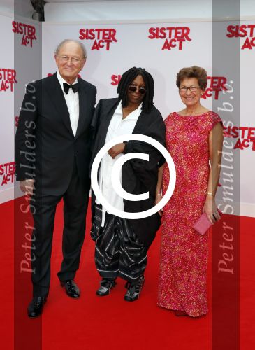 Scheveningen 3maart 2013
Premiere sisteract in het circustheater. Joop en Janine v d Ende met Whoopi Goldberg
Peter Smulders bv