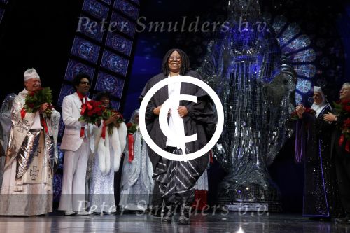 Scheveningen 3maart 2013
Premiere sisteract in het circustheater. Joop en Janine v d Ende met Whoopi Goldberg
Peter Smulders bv