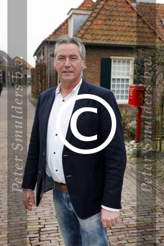 Bronkhorst 12 februari 2015
Presentatie boek Boer Jos en zijn vrouw Dycke.
Harm Edens reikt het uit