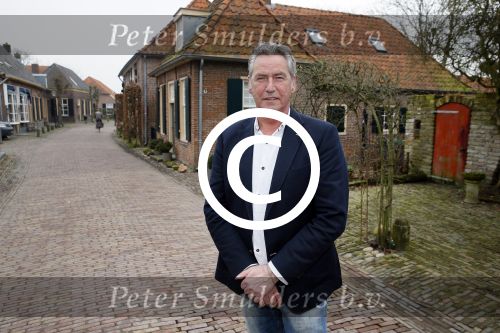 Bronkhorst 12 februari 2015
Presentatie boek Boer Jos en zijn vrouw Dycke.
Harm Edens reikt het uit