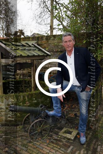 Bronkhorst 12 februari 2015
Presentatie boek Boer Jos en zijn vrouw Dycke.
Harm Edens reikt het uit