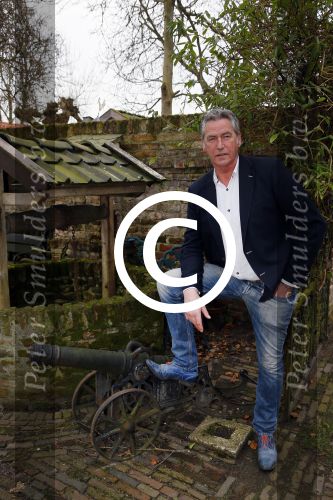 Bronkhorst 12 februari 2015
Presentatie boek Boer Jos en zijn vrouw Dycke.
Harm Edens reikt het uit