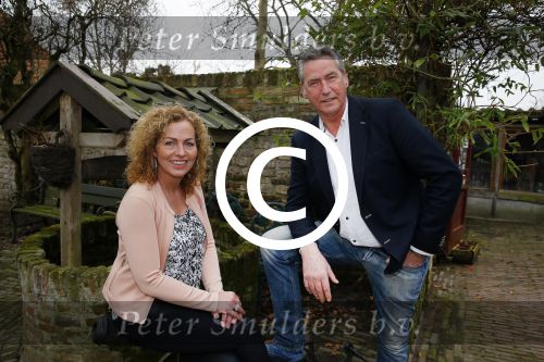 Bronkhorst 12 februari 2015
Presentatie boek Boer Jos en zijn vrouw Dycke.
Harm Edens reikt het uit