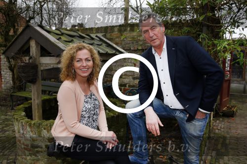 Bronkhorst 12 februari 2015
Presentatie boek Boer Jos en zijn vrouw Dycke.
Harm Edens reikt het uit