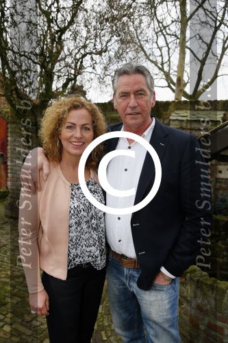 Bronkhorst 12 februari 2015
Presentatie boek Boer Jos en zijn vrouw Dycke.
Harm Edens reikt het uit