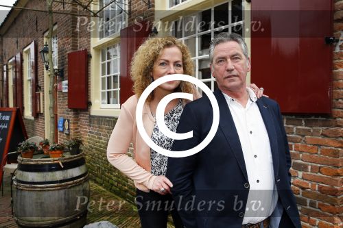 Bronkhorst 12 februari 2015
Presentatie boek Boer Jos en zijn vrouw Dycke.
Harm Edens reikt het uit