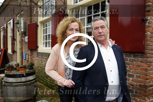 Bronkhorst 12 februari 2015
Presentatie boek Boer Jos en zijn vrouw Dycke.
Harm Edens reikt het uit