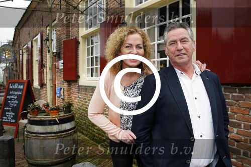 Bronkhorst 12 februari 2015
Presentatie boek Boer Jos en zijn vrouw Dycke.
Harm Edens reikt het uit