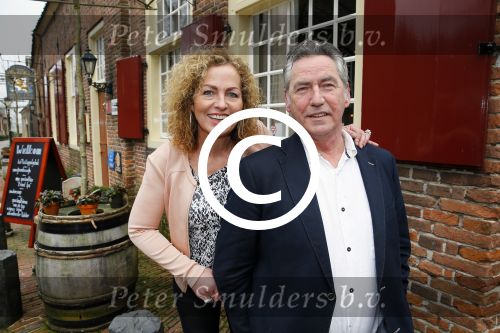 Bronkhorst 12 februari 2015
Presentatie boek Boer Jos en zijn vrouw Dycke.
Harm Edens reikt het uit