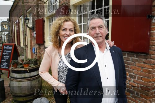 Bronkhorst 12 februari 2015
Presentatie boek Boer Jos en zijn vrouw Dycke.
Harm Edens reikt het uit