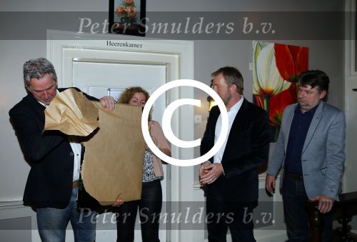 Bronkhorst 12 februari 2015
Presentatie boek Boer Jos en zijn vrouw Dycke.
Harm Edens reikt het uit