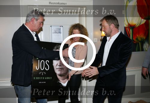 Bronkhorst 12 februari 2015
Presentatie boek Boer Jos en zijn vrouw Dycke.
Harm Edens reikt het uit