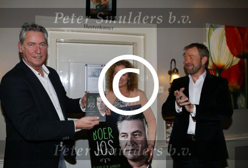 Bronkhorst 12 februari 2015
Presentatie boek Boer Jos en zijn vrouw Dycke.
Harm Edens reikt het uit