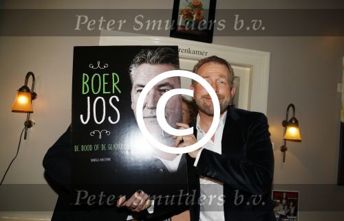 Bronkhorst 12 februari 2015
Presentatie boek Boer Jos en zijn vrouw Dycke.
Harm Edens reikt het uit