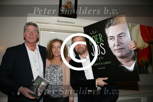 Bronkhorst 12 februari 2015
Presentatie boek Boer Jos en zijn vrouw Dycke.
Harm Edens reikt het uit