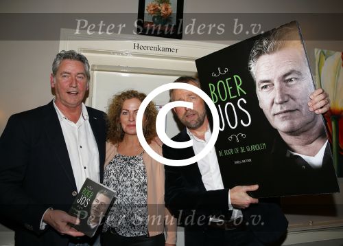 Bronkhorst 12 februari 2015
Presentatie boek Boer Jos en zijn vrouw Dycke.
Harm Edens reikt het uit