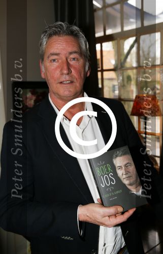 Bronkhorst 12 februari 2015
Presentatie boek Boer Jos en zijn vrouw Dycke.
Harm Edens reikt het uit