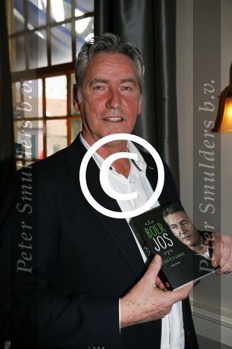 Bronkhorst 12 februari 2015
Presentatie boek Boer Jos en zijn vrouw Dycke.
Harm Edens reikt het uit