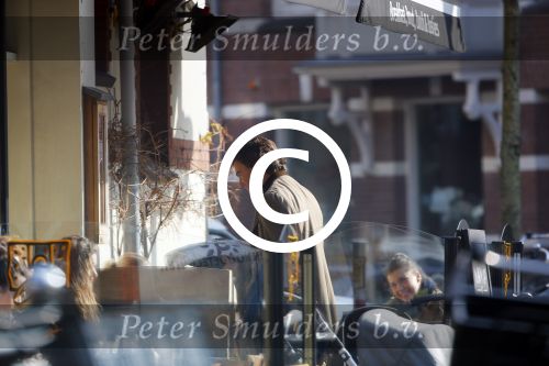 Amsterdam 16 februari 2015
Camiel Eurlings bellend op straat in amsterdam zuid.