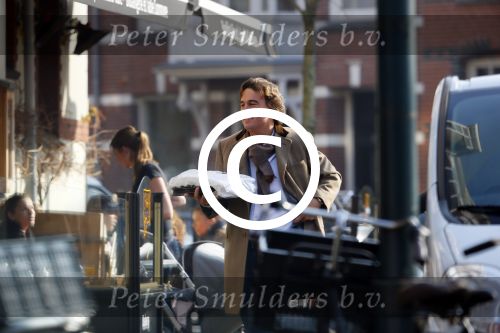 Amsterdam 16 februari 2015
Camiel Eurlings bellend op straat in amsterdam zuid.
