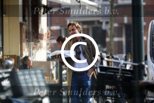 Amsterdam 16 februari 2015
Camiel Eurlings bellend op straat in amsterdam zuid.