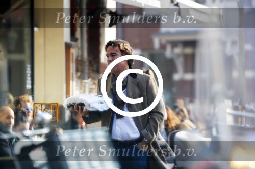Amsterdam 16 februari 2015
Camiel Eurlings bellend op straat in amsterdam zuid.