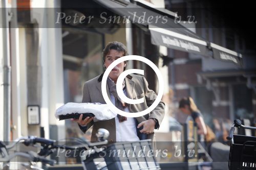 Amsterdam 16 februari 2015
Camiel Eurlings bellend op straat in amsterdam zuid.