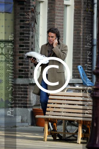Amsterdam 16 februari 2015
Camiel Eurlings bellend op straat in amsterdam zuid.
