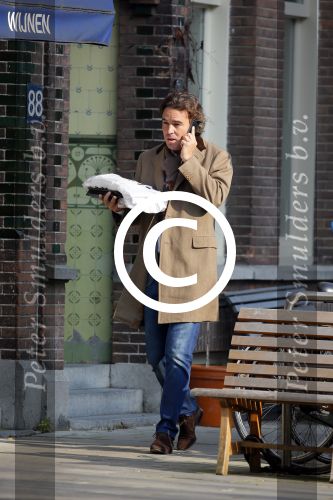 Amsterdam 16 februari 2015
Camiel Eurlings bellend op straat in amsterdam zuid.